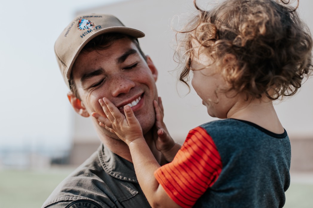 love-military-father-and-son-reunited-homecoming-deployment_t20_kRYjNK